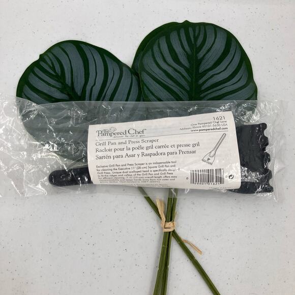 The Pampered Chef 1621 Black Lightweight Plastic Grill Pan And Press Scraper - Picture 3 of 5